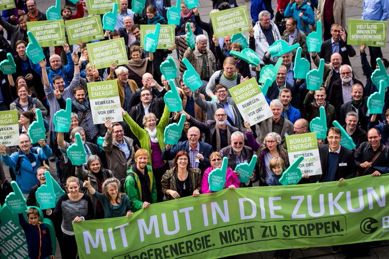 Eine Menschenmenge vom Bündnis Bürgerenergie e.V. mit Transparenten und Plakaten.