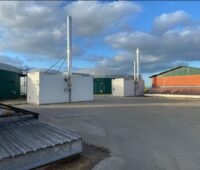 Biogasfermenter und Blockheizkraftwerk auf einem Hof.