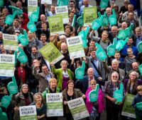 Gruppe des Bündnisses Bürgerenergie mit Plakaten zu Bürgerenergie und Klimaschutz