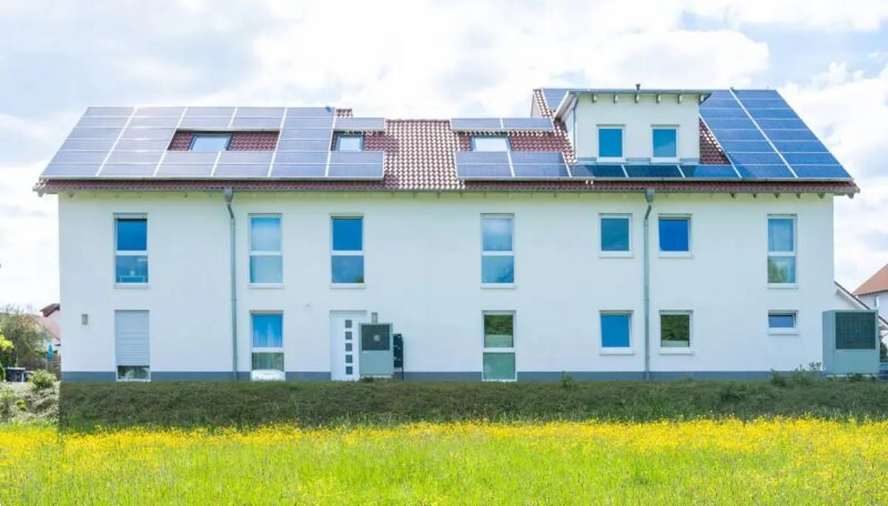 Ein Mehrfamilienhaus mit Photovoltaik.