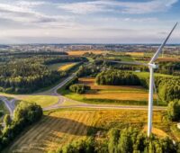 Im Bild eine Windenergieanlage. Das Bürgerenergiegesetz in NRW beteiligt Bürger:innen an Erträgen aus Windenergie-Projekten.