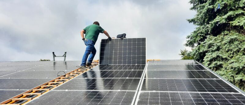 Zu sehen ist Andreas Dörr von der Bürgerenergie Gera, der eine Photovoltaik-Anlage installiert.