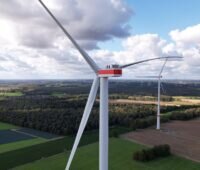 Zwei Windenergieanlage von BBWind, BBWind Service GmbH soll Vor-Ort-Dienstleistungen anbieten.