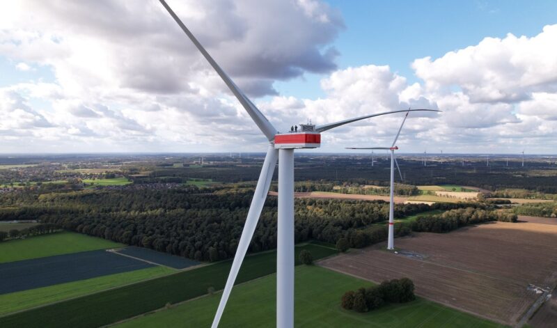 Zwei Windenergieanlage von BBWind, BBWind Service GmbH soll Vor-Ort-Dienstleistungen anbieten.