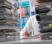 Aktenstapel als Symbol für Bürokratie, die die Energiewende behindert