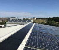 Gewerbeschrägdach mit Anlagen aus gebaruchten PV-Modulen