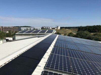 Gewerbeschrägdach mit Anlagen aus gebaruchten PV-Modulen