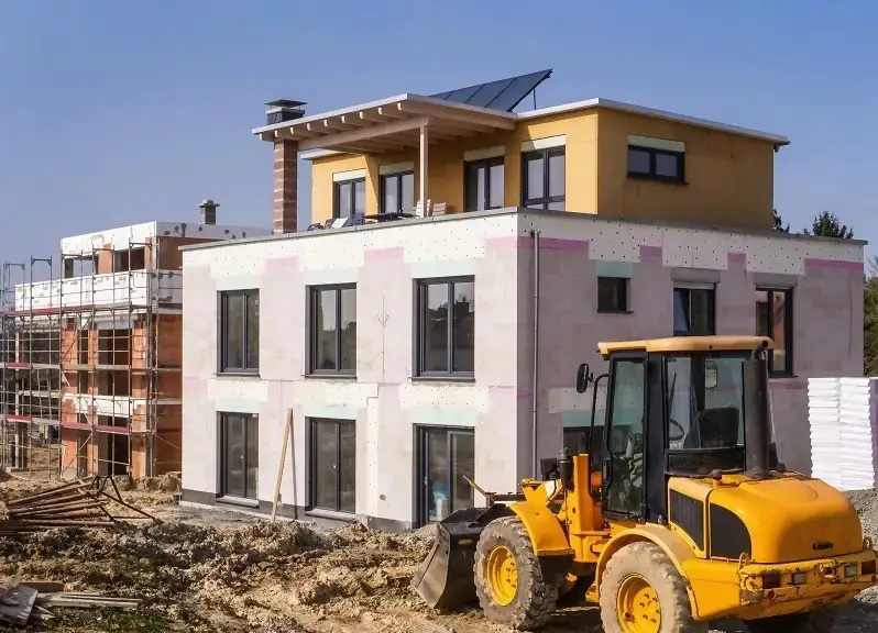Baustelle Wohnhaus. BEG-Förderung der KfW für den Neubau gibt es 2022 nur noch für EH-40-Häuser.