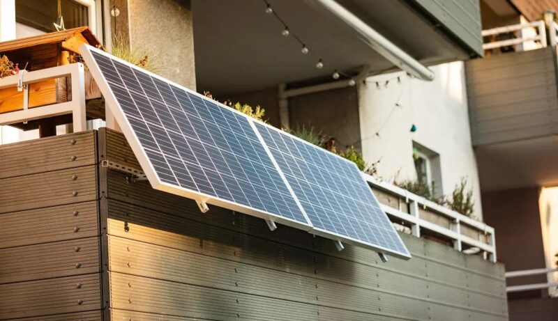 Eine an einem Balkon befestigte Mini-PV-Anlage.