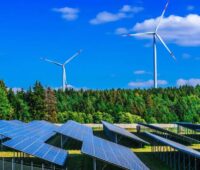 Im Bild eine Photovoltaik-Freiflächenanlage und Windenergieanlagen, der Ausbau der erneuerbaren Energien in 2024 kam gut voran.
