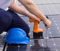 Zu sehen ist eine Dach-PV-Anlage. Die Ausschreibung für Solaranlagen auf Gebäuden und Lärmschutzwänden im April war stark unterzeichnet.