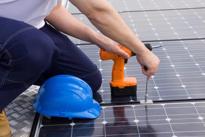 Zu sehen ist eine Dach-PV-Anlage. Die Ausschreibung für Solaranlagen auf Gebäuden und Lärmschutzwänden im April war stark unterzeichnet.
