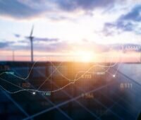 Windenergieanlagen und Photovoltaik mit einer Kurve als Symbol für die Ausschreibung 2025.