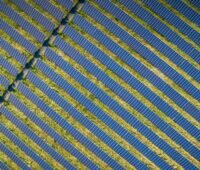 Im Bild ein Photovoltaik-Solarpark aus der Luft, besondere Solaranlagen auf Grünland und Moorböden müssen bestimmte Anforderungen erfüllen.