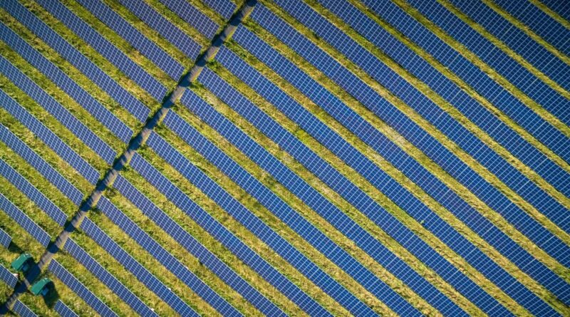 Im Bild ein Photovoltaik-Solarpark aus der Luft, besondere Solaranlagen auf Grünland und Moorböden müssen bestimmte Anforderungen erfüllen.