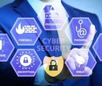 Eine Person zeigt auf Symbole zur IT-Sicherheit, Festlegung zu kritischen Funktionen im Sektor Energie der Bundesnetzagentur.