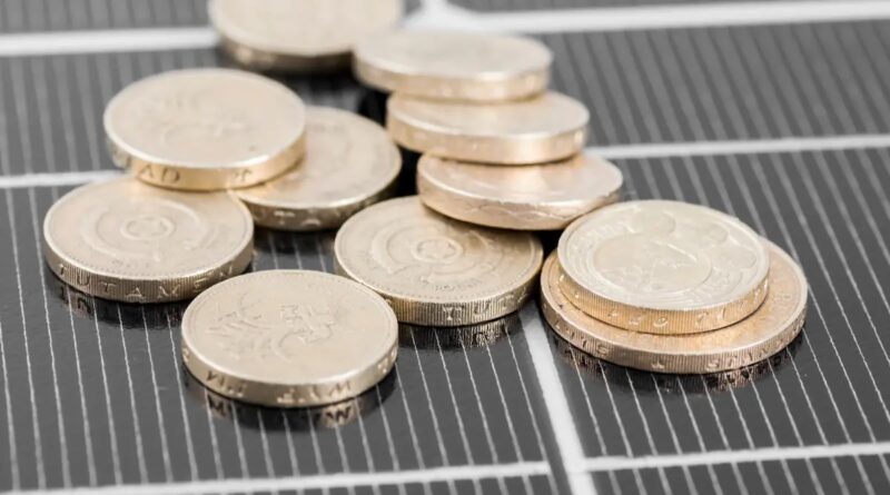 Im Bild ein PV-Modul mit Geldmünzen als Symbol für die Höchstwerte der Ausschreibungen für Windenergie und Photovoltaik.