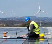 Die Bundesnetzagentur hat die Höchstwerte für die Ausschreibungen des Jahres 2023 für Windenergie an Land auf 7,35 Cent/kWh und für Aufdach-Photovoltaik auf 11,25 Cent/kWh festgelegt.