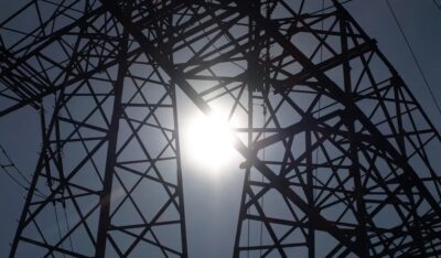 Im Bild Strommasten, die Bundesnetzagentur legt den Netzreservebedarf im Strombereich fest.