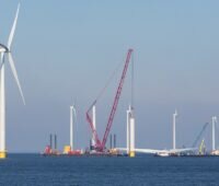Die Bundesnetzagentur hat vier nicht zentral voruntersuchte Flächen in der Nord- und Ostsee mit einer Gesamtleistung von 7.000 MW zur Ausschreibung gestellt, damit soll das Offshore-Ausbauziel von 30 GW bis 2030 näher rücken.