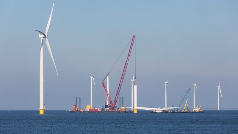 Die Bundesnetzagentur hat vier nicht zentral voruntersuchte Flächen in der Nord- und Ostsee mit einer Gesamtleistung von 7.000 MW zur Ausschreibung gestellt, damit soll das Offshore-Ausbauziel von 30 GW bis 2030 näher rücken.