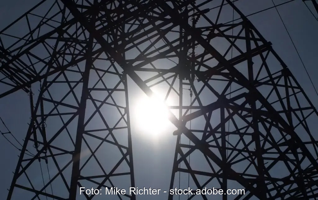 Zu sehen ist ein Strommast als symbolische Darstellung für die Regelungen zum Redispatch 2.0.
