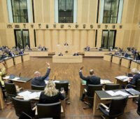 Plenarsaal des Bundesrates mit Vertreter*innen der Länder an ihren Tischen, im Hintergrund das Präsidium.