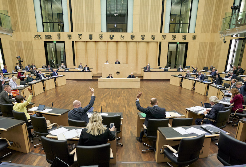 Plenarsaal des Bundesrates mit Vertreter*innen der Länder an ihren Tischen, im Hintergrund das Präsidium.