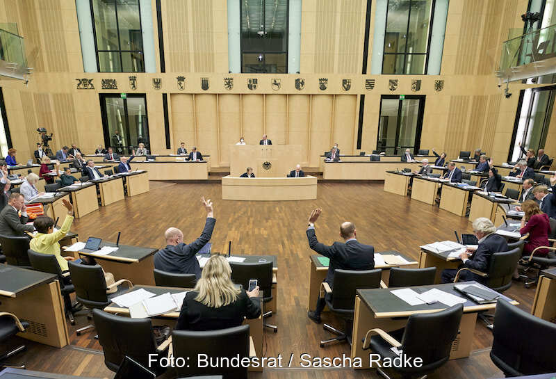 Plenarsaal des Bundesrates mit Vertreter*innen der Länder an ihren Tischen, im Hintergrund das Präsidium.