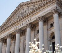 Hauptportal des Bundesrates - im Vordergrund blühende Magnolien