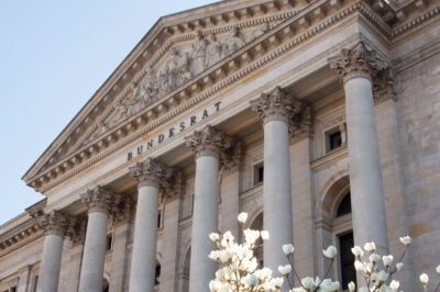 Hauptportal des Bundesrates - im Vordergrund blühende Magnolien