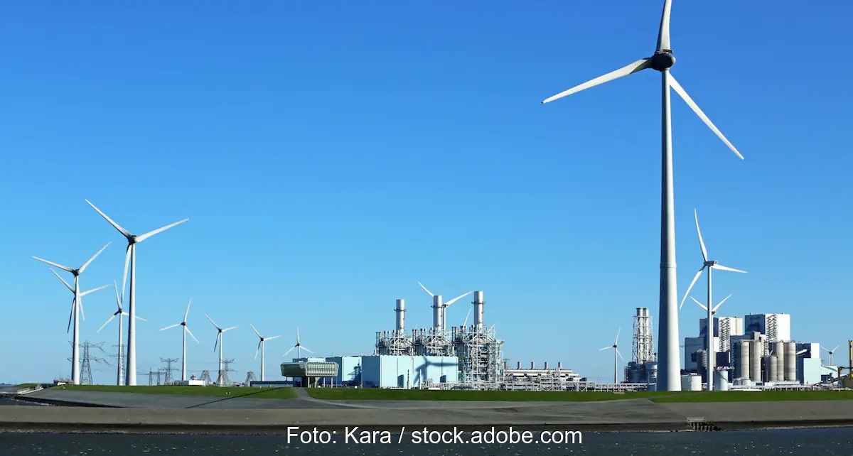 Im Bild Windenergieanlagen und ein Gaskraftwerk als Symbol für die Kraftwerksstrategie der Bundesregierung.