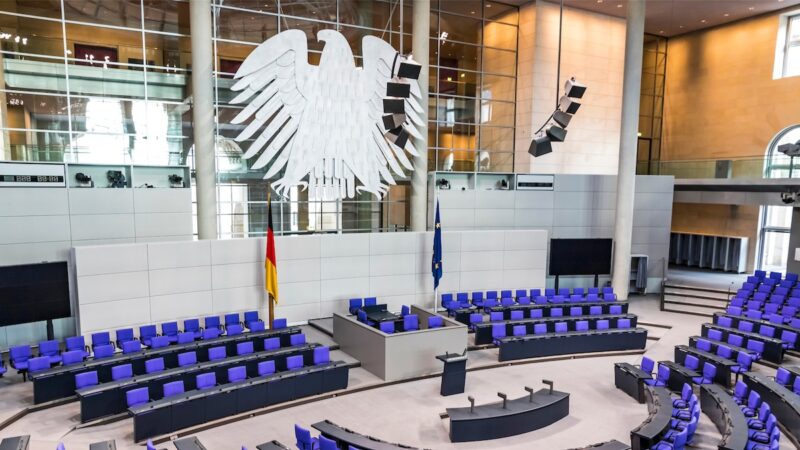 Plenarsaal im Bundestag mit blauen Sitzreihen und Bundesadler - hier soll die "kleine EEG-Novelle" eingebracht werden.