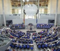 Blick von oben in den Plenarsaal des Bundestages während einer Debatte. Symbolbild für den Bundeshaushalt 2024.