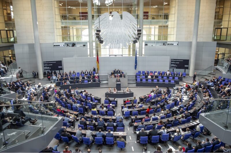 Blick von oben in den Plenarsaal des Bundestages während einer Debatte (hier im September 2023 zum Haushalt). So wird hier auch über das Wärmeplanungsgesetz diskutiert.