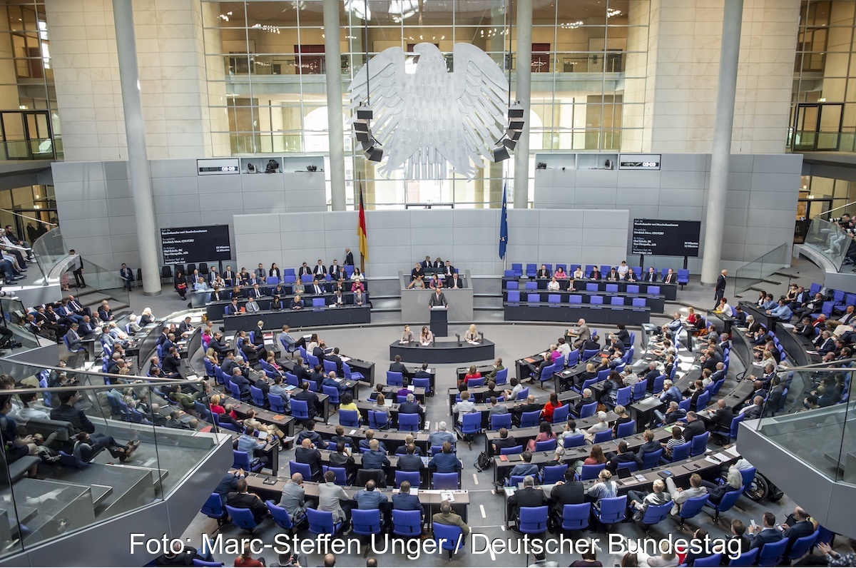 Blick von oben in den Plenarsaal des Bundestages während einer Debatte. Symbolbild für den Bundeshaushalt 2024.