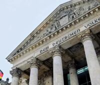 Der Bundestag hat die Senkung der Mehrwertsteuer auf Erdgas und Fernwärme von 19 auf 7 Prozent ab Oktober 2022 bis März 2024 beschlossen.