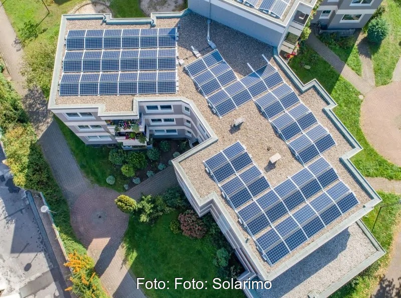 Zu sehen ist ein Gebäude mit Photovoltaik-Mieterstrom. Solche Projekte hat der Bundestag nun erleichtert.