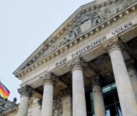 Zu sehen ist der Deutsche Bundestag. Verbände fordern nach der Bundestagswahl schnelles Handels für Klimaschutz und Energiewende.
