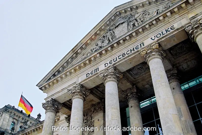 Zu sehen ist der Deutsche Bundestag. Verbände fordern nach der Bundestagswahl schnelles Handels für Klimaschutz und Energiewende.