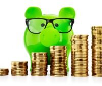 Zu sehen ist ein grünes Sparschwein mit Münzen als Symbol für Green Bonds.