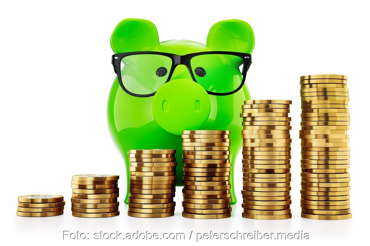 Zu sehen ist ein grünes Sparschwein mit Münzen als Symbol für Green Bonds.