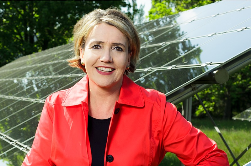 Zu sehen ist Simone Peter, die bei der Wahl zum BEE-Vorstand als BEE-Präsidentin bestätigt wurde.