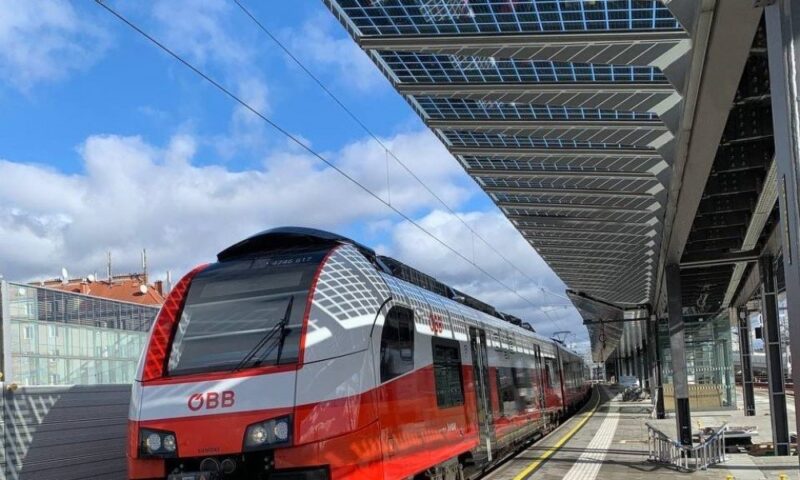 Zu sehen ist das Projekt Bahnsteig Matzleinsdorferplatz in Wien, das den Innovationsawards für integrierte Photovoltaik in der Infrastruktur gewonnen hat.