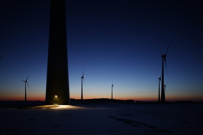 Zu sehen ist ein Windpark in der Nacht. Denn der Windkraft an Land gehen in Deutschland immer mehr die Lichter aus.