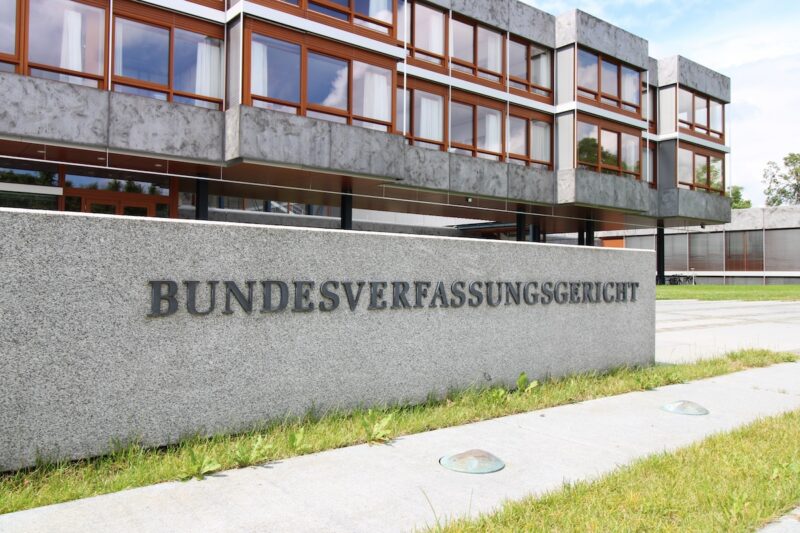 Steinblock vor dem Bundesverfassungsgericht in Karlsruhe - Symbol für Klage gegen Erlösabschöpfung