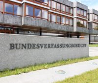 Steinblock vor dem Bundesverfassungsgericht in Karlsruhe - Symbol für Klage gegen Erlösabschöpfung