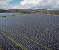 Eine große Photovoltaikanlage von oben