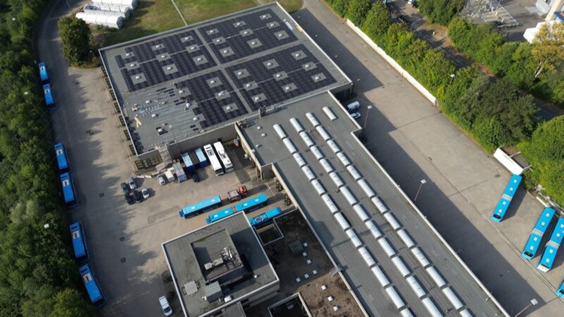 Aufsicht auf den Bus-Betriebshof, einige Photovoltaik-Module sind schon installiert