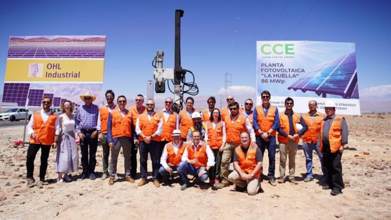 Gruppenbild bei der Grundsteinlegung vom Photovoltaik-Solarpark La Huella.